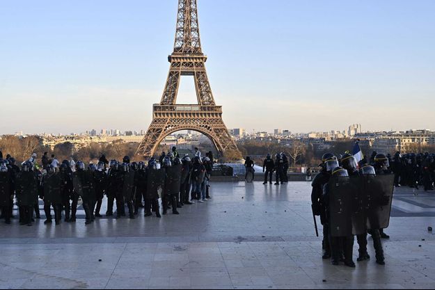 Des policiers sur la place du Trocadéro lors d'un rassemblement de gilets jaunes.