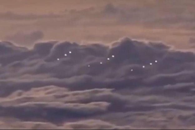 Ces lumières en formation ont été filmées depuis un avion volant à proximité de la mer de Chine. 