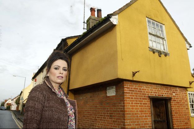 Vanessa Mitchell devant "The Cage", sa maison hantée désormais à vendre. 
