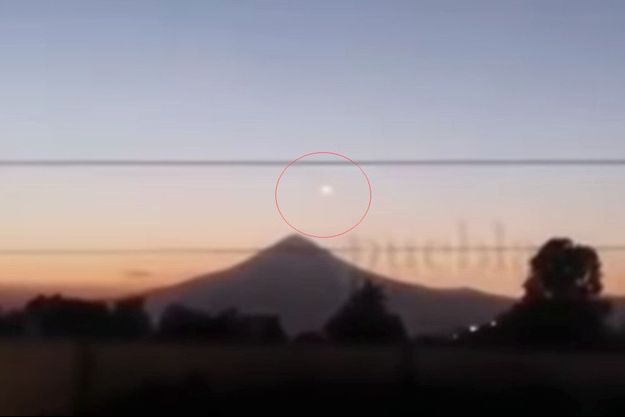 Cerclé de rouge, l'objet lumineux filmé au dessus du Popocatépetl.
