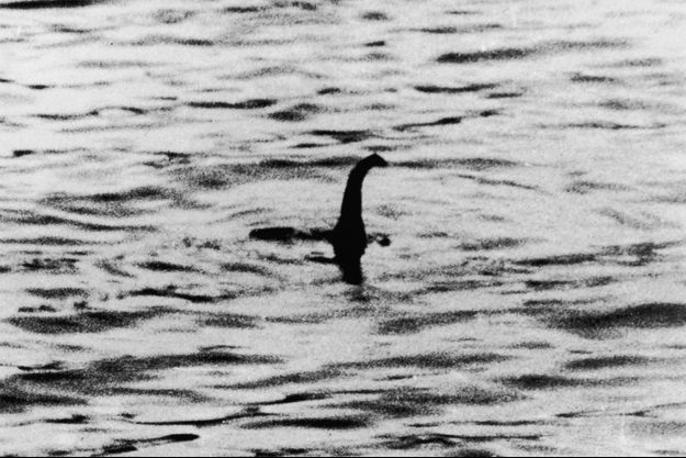 La première et la plus célèbre photo de Nessie, prise le 21 avril 1934 et attribuée au chirurgien Robert Wilson, en réalité un canular potache.