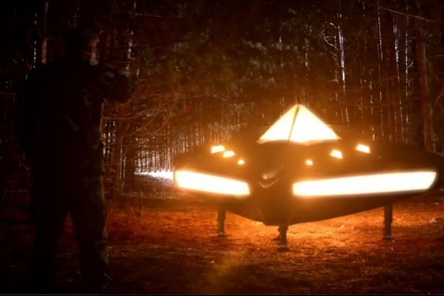 La reconstitution de l'OVNI de Rendlesham dans l'un des nombreux documentaires consacré à ce cas. La reconstitution de l'OVNI de Rendlesham dans l'un des nombreux documentaires consacré à ce cas.