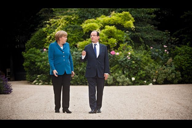  Le 27 juin 2012, dans les jardins de l’Elysée. Angela Merkel et François Hollande s’entretiennent avant la rencontre européenne de Bruxelles des 28 et 29 juin, énième « sommet de la dernière chance » pour sauver la zone euro.