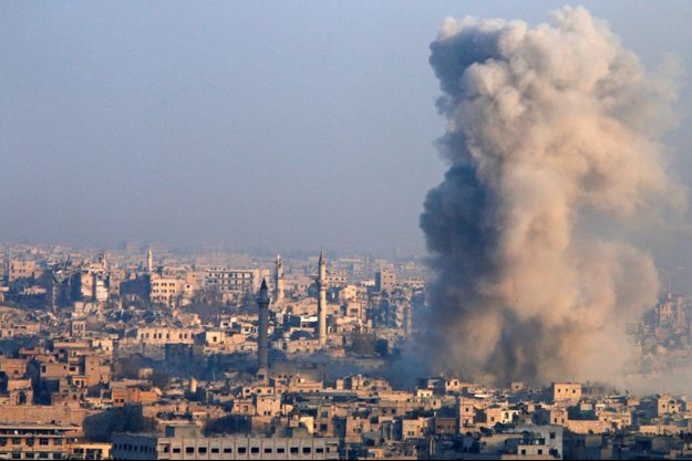 Bombardement sur un quartier d'Alep encore tenu par les rebelles, le 12 décembre.