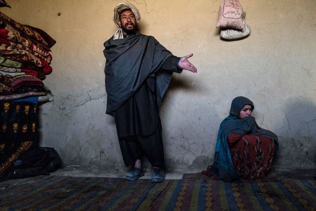 Fatima, 13 ans. Elle a été vendue il y a trois mois. Avec son père, dans le camp Bagrami, près de Kaboul, le 30 novembre.
