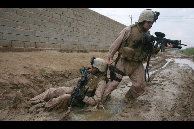  Photo prise par João Silva en 2006 lors d'un reportageau milieu des combats en Irak, au nord-ouest de Bagdad.. Le sergent Jesse Leach des marines traîne hors de portée des snipers un autre marine blessé par une balle qui a traversé sa poitrine et son bras droit.