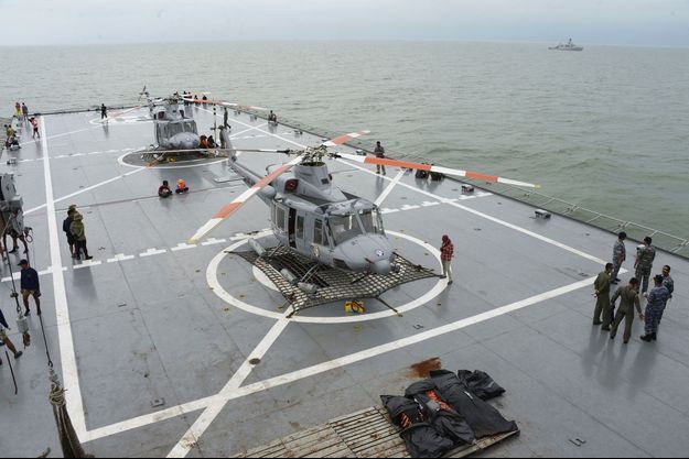 Sur le pont du "KRI Banda Aceh", un navire de la marine indonésienne qui participe aux recherches. Les hélicoptères servent à transporter les corps retrouvés en mer et placés dans des sacs mortuaires.
