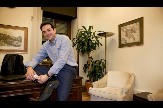 Vendredi 11 mai, Athènes. Décontracté, Alexis Tsipras reçoit Paris Match dans son bureau du Parlement. Son parti compte 52 députés, soit quatre fois plus qu’au début de la crise, en 2009.