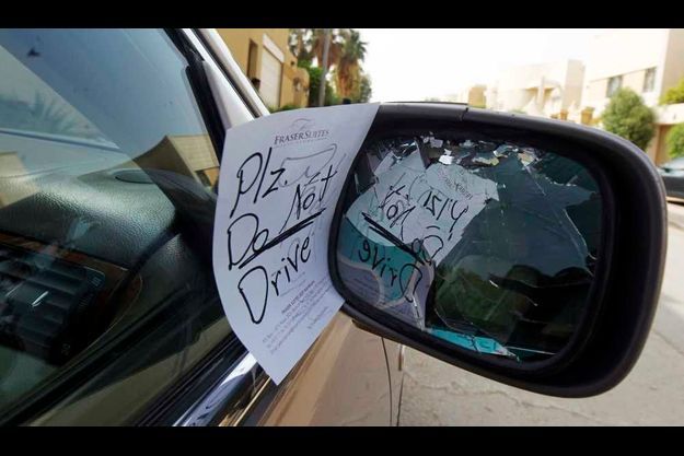  Ce petit mot laissé sur le rétroviseur d'une voiture appartenant apparemment à une femme ("SVP ne conduisez pas") prouve qu'il reste du chemin à parcourir en terme de droit des femmes en Arabie Saoudite.