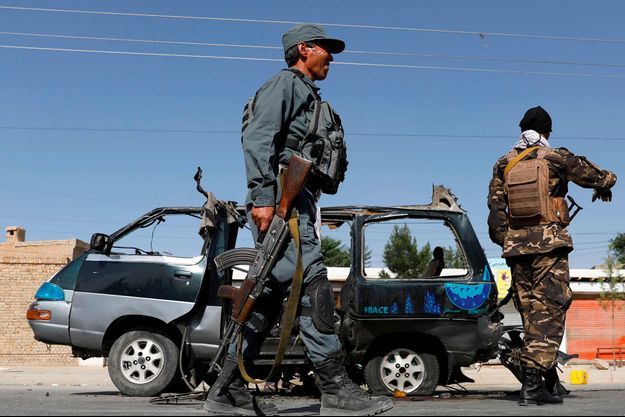 Des policiers afghans sur les lieux d'une explosion précédente à Kaboul, le 3 juin 2021.