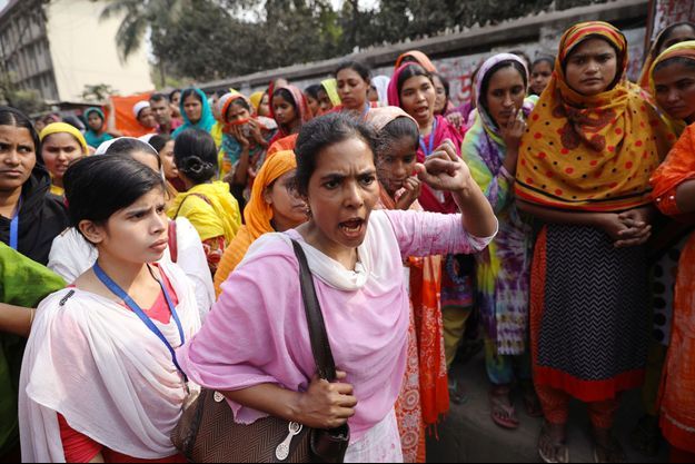 Des milliers de travailleurs du textile réclament une hausse de leurs salaires au Bangladesh. 