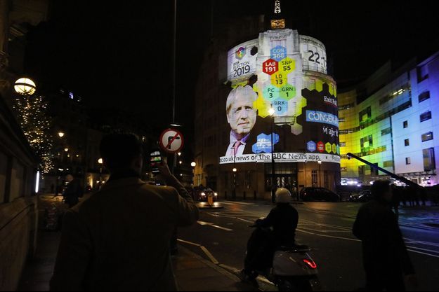Les résultats des élections projetés sur le bâtiment de la BBC à Londres, jeudi soir.