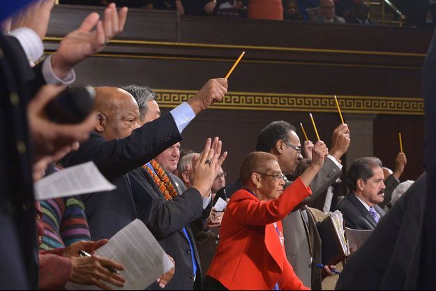 Les parlementaires américains brandissant leurs crayons pendant le discours d'Obama, en signe de solidarité avec les victimes de l'attentat de "Charlie Hebdo", et en soutien à la liberté d'expression.