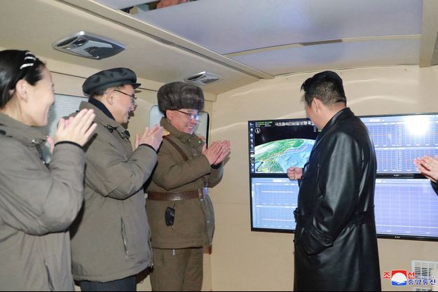 Kim Jong-un admire le tir d'un missile devant des généraux nord-coréens.