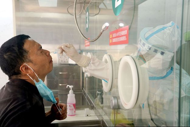 Test anti-covid dans un hôpital de Shanghai. 