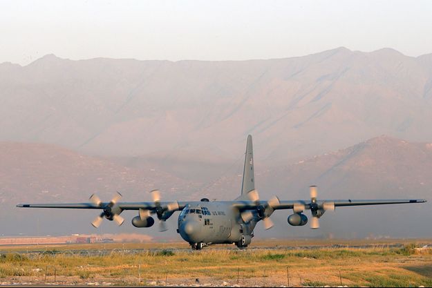 Un avion de transport militaire américain C-130.
