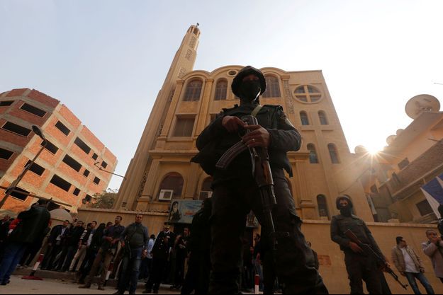 Devant l'église qui a été attaquée près du Caire, en Egypte, vendredi.