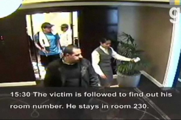Le 19 janvier 2010. Mahmoud Al-Mabhouh, fondateur de la branche armée du Hamas (au premier plan), filmé par une caméra de surveillance dans le couloir de son hôtel. Derrière lui, deux agents déguisés en tennismen le suivent vers sa chambre. Le 19 janvier 2010. Mahmoud Al-Mabhouh, fondateur de la branche armée du Hamas (au premier plan), filmé par une caméra de surveillance dans le couloir de son hôtel. Derrière lui, deux agents déguisés en tennismen le suivent vers sa chambre.