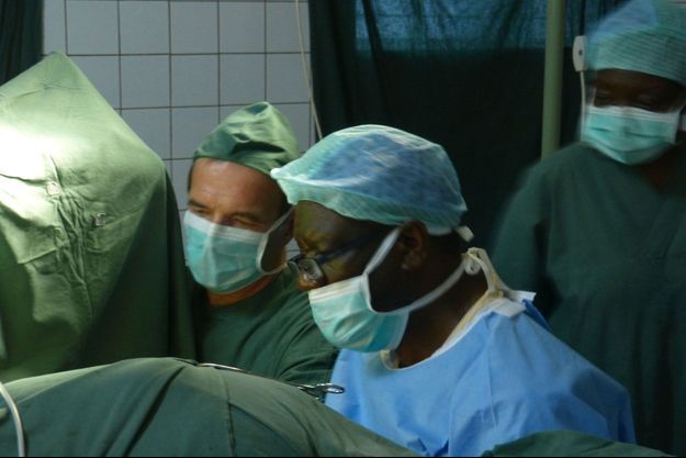 Les Drs Cadière et Mukwege au bloc opératoire. 