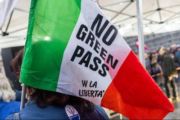 Ici une manifestation à Turin samedi 30 octobre contre le pass sanitaire, appelé "Green pass "en Italie. 