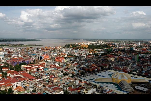  Une vue aérienne de Phnom Penh et de la rivière Mékong