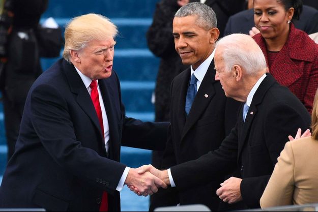 Donald Trump serre la main de Joe Biden le 20 janvier 2017, lors de son investiture.