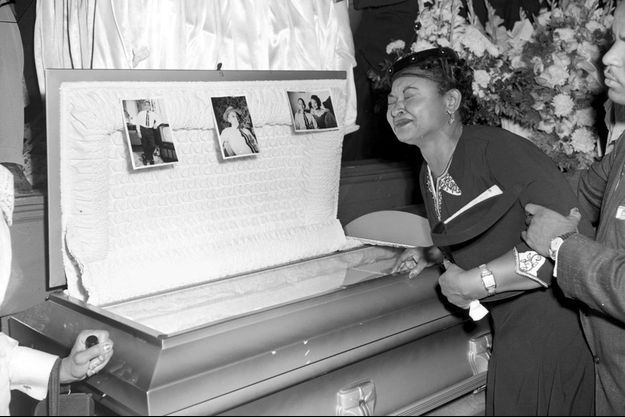 Mamie Till Mobley pleure devant le cercueil ouvert de son fils Emmet, lynché par des hommes blancs en 1955.