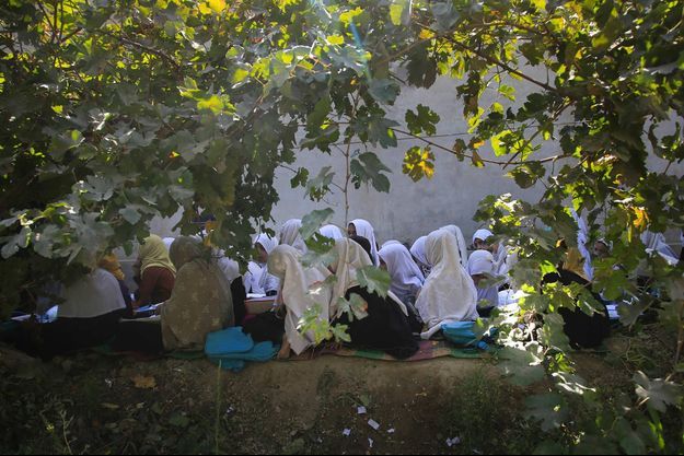 De jeunes filles lors d'un cours en plein air à Kaboul, en octobre 2020.