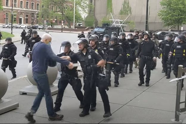 L'homme de 75 ans a été projeté à terre par deux policiers à Buffalo, le 4 juin 2020. L'homme de 75 ans a été projeté à terre par deux policiers à Buffalo, le 4 juin 2020.