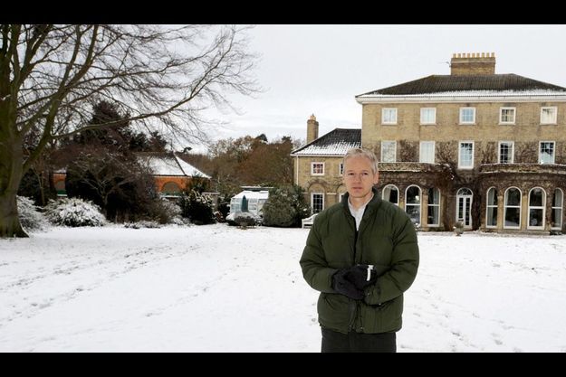  Le 17 décembre, devant Ellingham Hall. La propriété, qui comprend un parc de 600 hectares, appartient à Vaughan Smith, ex-officier de l’armée britannique devenu reporter de guerre. Assange doit respecter un couvre-feu à 22 heures, et se présenter à l’antenne de police locale chaque jour entre 14 heures et 17 heures.