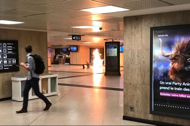 Des flammes dans la gare, photographiées par un passant. 