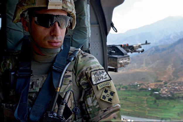 Le lieutenant Groberg de la 4e division d’infanterie survole la province de Kunar le 16 juillet 2012. Trois semaines plus tard, il fait face à des terroristes.