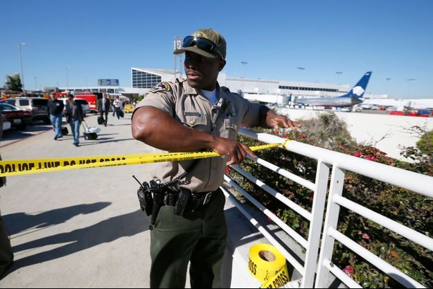 Un mort : le tireur ? - Fusillade à l’aéroport de Los Angeles