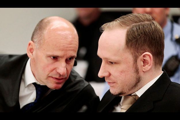  Geir Lippestad, à gauche, aux côtés d'Anders Breivik.