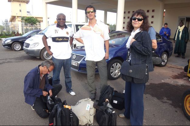 En juillet, à Bamako, à l’occasion de l’élection présidentielle, Ghislaine Dupont, 57 ans, et Claude Verlon (accroupi), 55 ans, couvraient déjà le rétablissement des institutions démocratiques maliennes. Un travail qu’ils voulaient poursuivre au nord, lors des législatives de novembre.