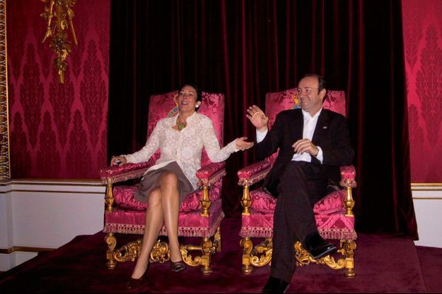 Un incroyable culot. Avec l’acteur Kevin Spacey sur les trônes royaux de Buckingham Palace lors d’une visite privée de Bill Clinton en 2002.
