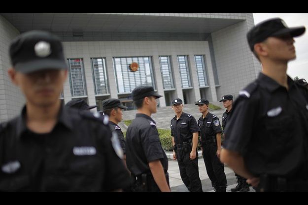  Des policiers gardent le tribunal de Hefei, où a été entendue Gu Kailai et certains de ses complices.