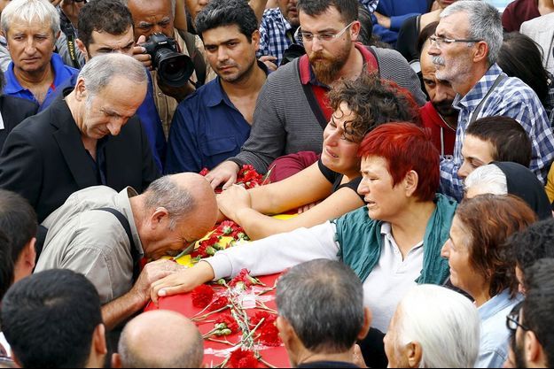 Après les funérailles, et la peine, le peuple turc est en colère. 