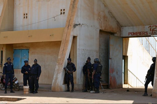 La police devant le stade municipal de Ougadougou, le 2 mars 2018. 
