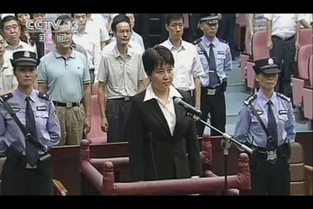  Gu Kailai devant le tribunal de Hefei, lundi.
