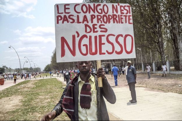 Les Congolais protestent contre la volonté du président Sassou Nguesso de se maintenir au pouvoir alors que la Constitution l'en empêche. 
