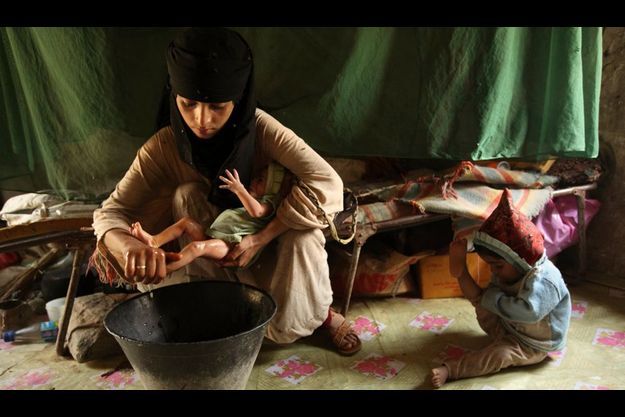  Yémen. Asia, 14 ans, ne joue plus à la poupée. Elle est déjà mère de deux enfants