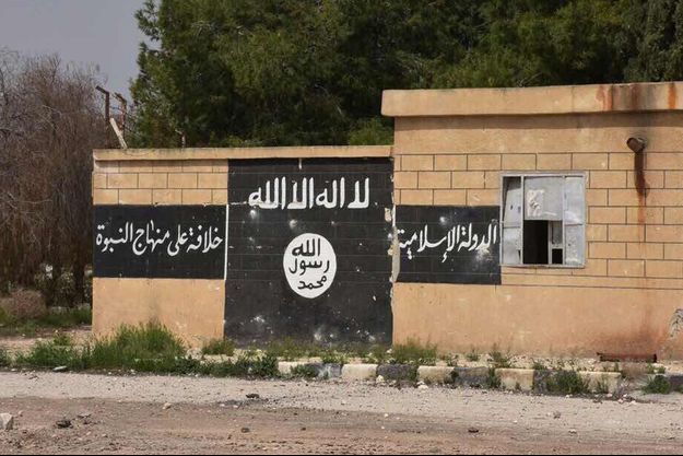 Drapeau de l'organisation terroriste Etat islamique peint sur un mur, en Syrie. 