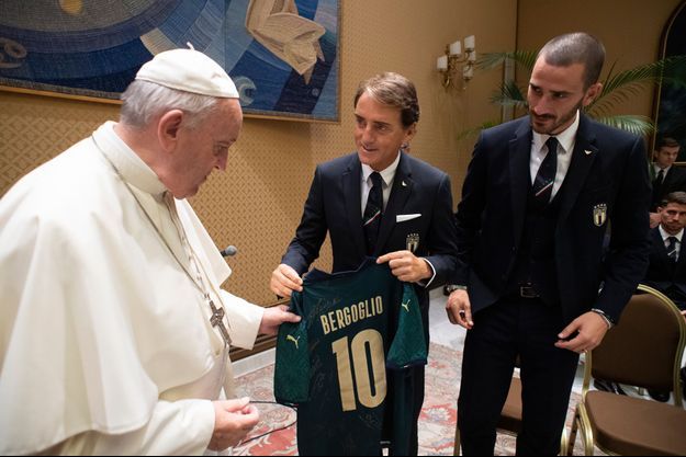 Le pape François reçoit un maillot de l'équipe italienne floqué avec son nom, le 13 octobre 2019.