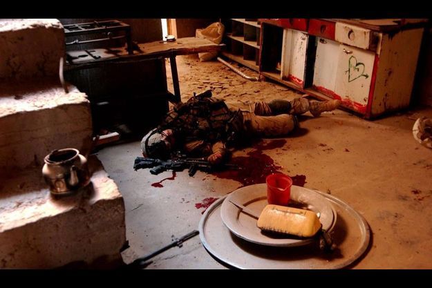  Falloujah 2004 : la publication de cette photo de l'agonie d'un Marine fait scandale. Le reporter «embedded» est expulsé de l'unité qu'il suivait.