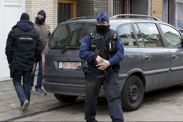 La police quitte un appartement d'Anderlecht après une perquisition qui a permis l'arrestation d'un suspect.
