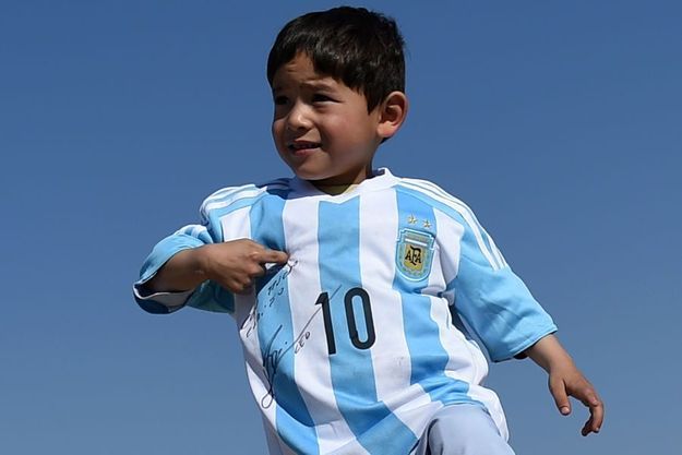 Murtaza Ahmadi, posant fièrement avec son "vrai" maillot dédicacé par Lionel Messi.