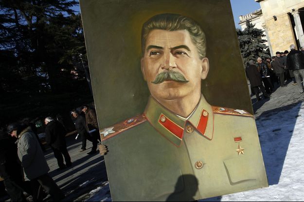 Une personne brandit un portrait de Joseph Staline à Gori, en décembre 2013.