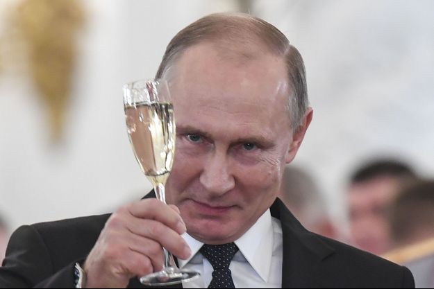 Vladimir Poutine porte un toast lors d'une cérémonie en l'honneur des militaires ayant servi en Syrie, le 28 décembre.