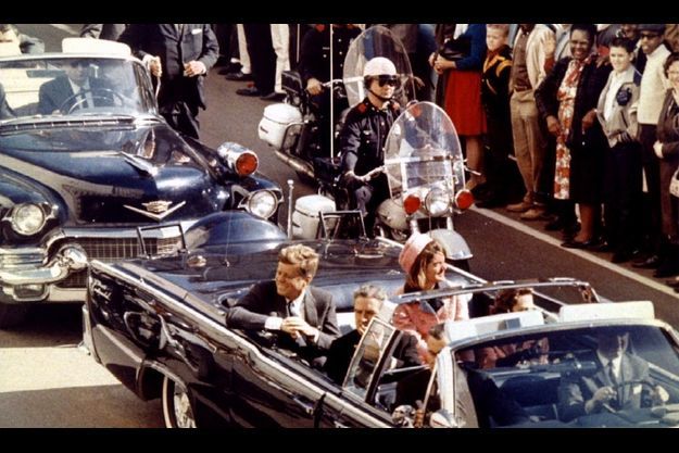  JFK et Jackie à Dallas, peu avant le drame. 